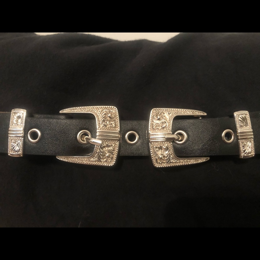 Double closure Western-style belt